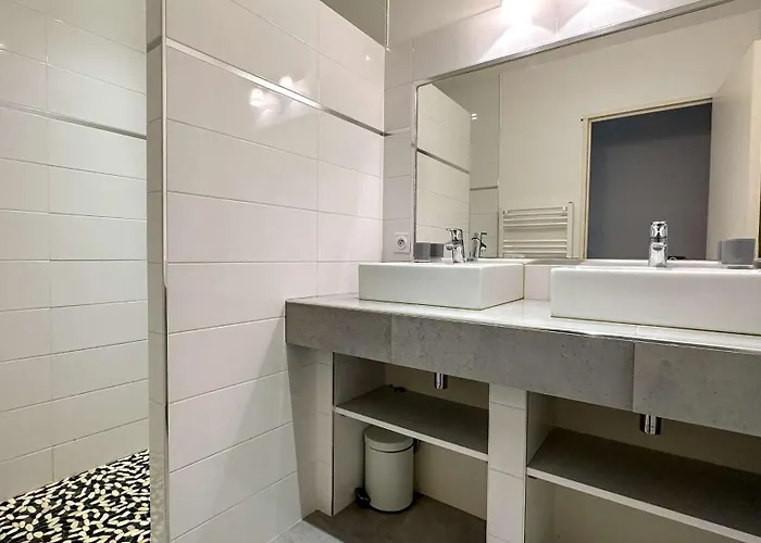 Superbe Avec Piscine Chauffée, Proche Villa