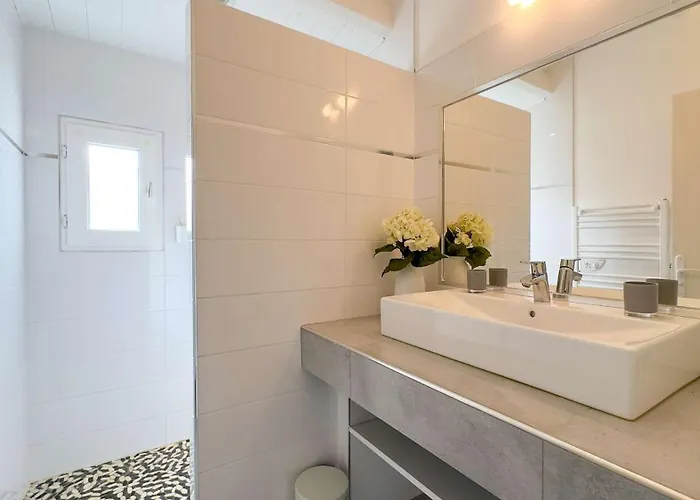 Superbe Avec Piscine Chauffée, Proche Villa